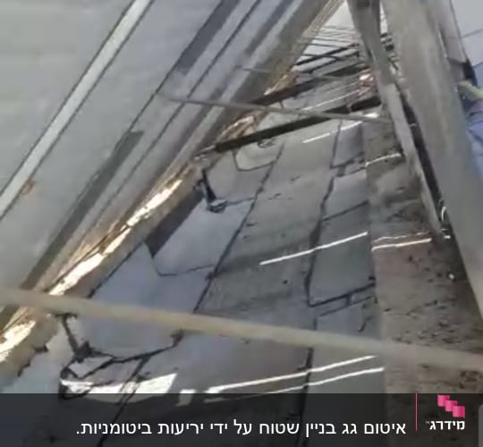 גג עם יריעות איטום מתחת לפאנלים סולאריים